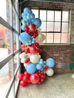 balloons are arranged in the shape of an eiffel tower