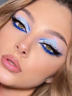 blue eyeshadow with nude lips Red White And Blue Make Up, Usa Makeup 4th Of July, Fourth Of July Makeup Ideas Eyes, 4th July Makeup, 4th Of July Makeup Eyeshadow, Patriotic Makeup Eye, Fourth Of July Makeup Ideas, Memorial Day Makeup, July 4th Makeup