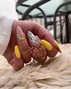 Retro Inspired Outfits, Looks For Spring, Pastel Trends, Black Stiletto Nails, Nail Looks, Pop Art Movement, Gold Tips, Nails 2024