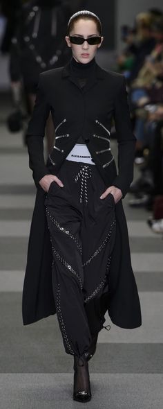 Alexander Wang Outfit Style, Punk Chic Fashion, Matrix Fashion, Alexander Wang Runway, Punk Chic, Fashion Photography Inspiration, Mens Winter Fashion, Fall Fashion Outfits, Dark Fashion