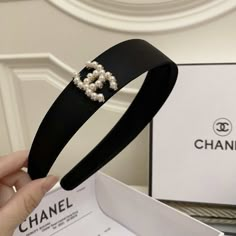 Chanel Headband, Vanessa Abrams, Blackpink 5th Member, Chanel Aesthetic, Jenny Humphrey, Designer Hair Accessories, Chanel Brooch