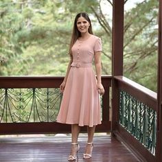 Nova Coleção | 🍁Vestido Lilian🍁 . Vestido godê com detalhes de botões na cor rosa. Cinto acompanha o look. . Tecido: Alfaiataria (forrado) 6x sem juros de 35,48 no cartão de crédito Ou 191,34 no depósito bancário/transferência. . Para comprar acesse o site: www.midimodas.com.br 📦Enviamos para todo o Brasil. WhatsApp 62 98585-8800 Cute Outfits For Church, Cute Outfits Korean, Cute Outfits With Leggings, Cute Outfits With Jeans, Boho Summer Outfits, Dress Closet, Date Outfits, College Outfits