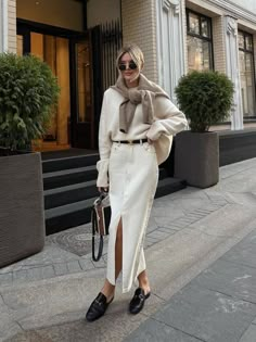 Stylish Outfits With Skirts, Long Beige Denim Skirt Outfit, Long White Jean Skirt Outfit, Maxi Denim Skirt Fall Outfit, White Denim Skirt Outfit Winter, Winter White Skirt Outfit, White Denim Maxi Skirt Outfit, White Denim Midi Skirt Outfit, Maxi Denim Skirt Outfit Winter