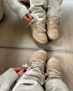 UGG Lowmel Sand  🛍️ Dostępne na Frostfam.pl Uggs Lowmel Sand Outfit, Ugg Lowmel Sand, Lowmel Uggs With Outfits, Ugg Lowmel Outfit, Ugg Sand, Ugg Lowmel, Dream Shoes, Cute Fits