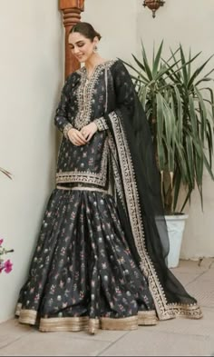 Black Garara Suit Pakistani, Trendy Outfits Indian, Womens Trendy Dresses, Pakistani Fancy Dresses, Fancy Dresses Long, Dress Design Patterns, Simple Pakistani Dresses, Designer Party Wear Dresses