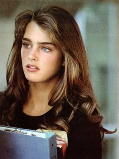 Eyebrow Grooming, Elizabeth Hurley, 90s Hairstyles, Brooke Shields, Brown Blonde Hair, Natural Beauty Tips, Grunge Hair, Hair Highlights, Pretty Face