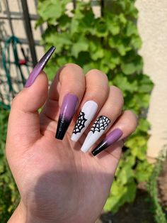 Thumb, index and pink are ombré from black to purple! The middle and ring is a black spiderweb under a white base color! Black And Purple Halloween Nails, Coffin Nails Halloween, Nails Spider Web, Halloween Fake Nails, Slay Nails, Nails Spider, Nail 2022, Purple Spider, Fake Nails Long