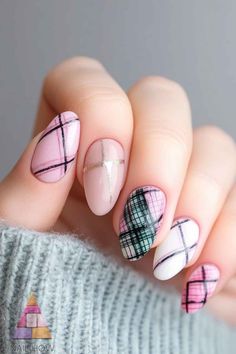 Pink plaid with a touch of sparkle! This manicure mixes soft pinks with delicate metallic accents—perfect for a festive occasion or just brightening up your day. Head to NailHow.com for more Thanksgiving nail designs, and be sure to save this pin! 💖✨ Winter Nail Art Designs, Pink Thanksgiving