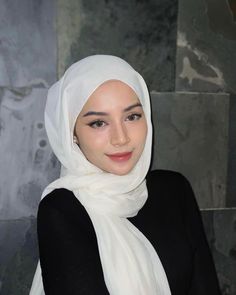 White Hijab, Simple Hijab Tutorial, Hijab Style Tutorial, Hijabi Aesthetic, Beautiful Muslim Women, Outfit Hijab