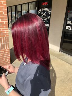 Burgundy Magenta Hair, Short Purple Red Hair, Red Magenta Hair Color, Red Magenta Hair, Purplish Red Hair, Red Hair Dye Ideas, Magenta Red Hair, Violet And Magenta Hair, Violet Red Hair