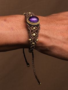 Le bracelet magique sonne comme une pièce vraiment enchanteresse ! Fabriqué à la main avec du macramé, il apporte une touche artisanale qui ajoute à son charme. La conception réglable assure un ajustement confortable pour tout le monde, ce qui est toujours un plus. Orné d'une pierre précieuse améthyste, connue pour ses propriétés curatives et son association avec l'énergie positive, ce bracelet est non seulement beau mais aussi significatif. Le fait qu'elle soit considérée comme la pierre de la Adjustable Multicolor Spiritual Cuff Bracelet, Lavender Hand-strung Spiritual Bracelets, Multicolor Hand-strung Spiritual Bracelets, Purple Hand-strung Bohemian Bracelet, Bracelet Boudhistes, Jewelry Bracelets, Bracelet, France