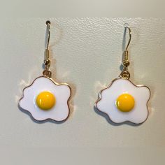 Adorable Fried Egg Earrings. Gold Tone Metal. New Without Tags. Never Worn. A Great Gift For Your Favorite Chef! Measures 3/4” Wide. Take Advantage Of My 5 Items For $25 Bundle Deal. Tags: Eat Food Breakfast Cook Party Restaurant Truck Runny Sunny Side Up Yolks Easter Halloween Costume Outfit Novelty Unisex Chicken Hatch Fried Rooster Duck Fried Egg Earrings, Acrylic University, Jewel Tone Earrings, Silly Earrings, Weird Earrings, Egg Earrings, Party Restaurant, Knit Inspiration, Red Coral Earrings