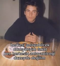 a man sitting at a table with a plate of food in front of him and the caption reads, herkesi anayableeck duzeydyim fakrat