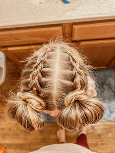 Fake braids into buns Up Hairstyles Sports, 4-h Hairstyles, Crazy Sports Hairstyles, Fun Track Hairstyles, Braids For Game Day, Sports Pictures Hairstyles, Sport Braided Hairstyles, Fun Volleyball Hairstyles, Cute Track Hair Styles