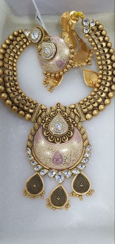 Matte Gold Jewelry, Blouse Hangings, Unique Gold Jewelry Designs, Silver Jewelry Accessories, Antique Necklaces, Antique Gold Jewelry Indian, Diamond Pendants Designs, Antique Jewellery Designs