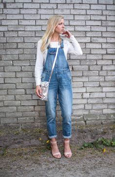 latzhose, jeans latzhose, latzhose outfit, latzhose kombinieren, high heels, rosa sandalen, silber tasche, spitzenshirt kombinieren, frühling trend 2016, dungarees, combine dungarees, outfit dungaree Dungarees Outfit, Style The Bump, The Bump, Jeans Fashion, Girls Denim, Denim Overalls, Dungarees, Shoes Fashion, Jeans Style