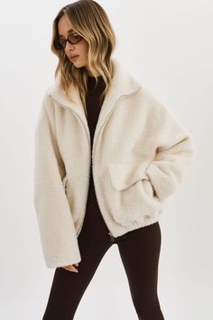 KIM | Sherpa Jacket Sherpa White Jacket Outfit, Cropped Sherpa Jacket Outfit, White Sherpa Jacket Outfit, Sherpa Outfit, Sherpa Jacket Outfit, White Sherpa Jacket, White Jacket Outfit, Nola Trip, Polar Jacket