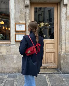 Red Bag Outfit, Red Outfit Ideas, Red Shoes Outfit, Office Fits, Pop Of Red, Skandinavian Fashion, Outfit Chic, Outfit Vintage, Photo Insta