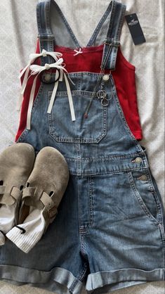 Womens Short Overalls Outfit Ideas, Summercore Aesthetic Outfits, Church Camp Counselor Outfits, Outfit Inspo Summer Aesthetic, Cute Short Overall Outfits, Shortalls Outfit Fall, Outfits With Short Overalls, Shorteralls Outfits, Short Overall Outfits