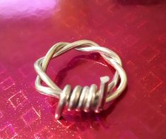 Barb wire effect ring made from aluminium then twisted to make it more chunky! Can be made any size. Just message me once bought. Can also be made in a light gold. Homemade Rings Wire, Home Made Rings, Simple Wire Rings, Diy Ring Ideas, Handmade Rings Wire, Wire Rings Tutorial, Diy Wire Jewelry Rings, Wire Jewelry Rings, Barb Wire