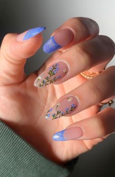 Blue Nails Ideas Flower, Prom Nails Floral, Floral Nails Aesthetic, Nails Inspiration Floral, Blue Flowers On Nails, Aesthetic Nails Flower, Nail With Flowers Design, Floral Blue Nails, Flower Aesthetic Nails