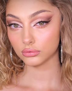 Makeup Inspiration Glam, Soft Makeup, Glamour Makeup, Makeup Revolution, Natural Glow, How To Apply Makeup, Cute Makeup, Artistry Makeup