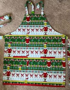 an apron with christmas decorations on it