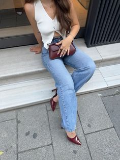 #outfits #outfitoftheday #outfitstyle #outfitpost #outfitgoals #outfitideasforwomen #ootd #ootdinspo #burgundy #heels #city #cityoutfit #outfitsincity #istanbul Outfit With Heels Casual, Business Outfits Jeans, Burgundy Heels Outfit Ideas, Pointy Red Heels Outfit, Wine Heels Outfit, Burgundy Pointed Heels Outfit, Burgundy Bag Outfit Summer, Red Heels And Jeans Outfit, Burgundy Bag Outfit Winter