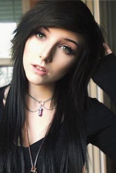 Emo Haircut, Side Fringe Hairstyles, Model Beauty Secrets, Haircut Salon, Side Fringe