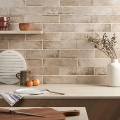 Stone Veneer Backsplash, Natural Stone Backsplash Kitchen, Zen Home Ideas, French Country Tile, Kitchen Tile Backsplash Ideas, House In Germany, Kitchen Wall Tiles Design, Neutral Backsplash Kitchen, Country Cottage House