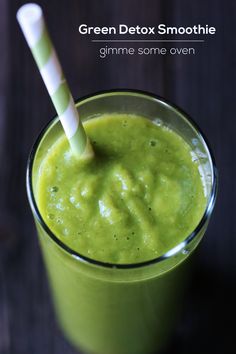 Green Detox Smoothie- packed with all sorts of healthy goodness. Green Detox Smoothie, Organic Fruits, Detox Smoothie Recipes, Gimme Some Oven, Smoothie Detox, Fat Loss Foods, Healthy Smoothie, Smoothie Shakes, Yummy Smoothies