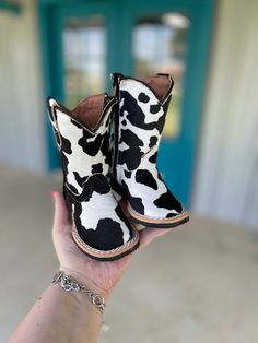 Toddler Cow Boots, Baby Girl Rodeo Outfit, Cow Print Nursery Girl, Cow Print Baby Stuff, Baby Cowboy Outfits, Country Baby Girl Outfits, Baby Girl Western Outfits, Country Baby Stuff, Western Baby Outfits