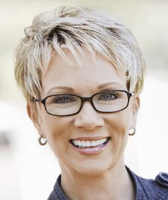 Feathered Haircuts, Woman With Glasses, Trendy We Fryzurach, Modern Short Hairstyles, Hairstyles With Glasses, Short Grey Hair, Best Short Haircuts, Very Short Hair, Haircut For Older Women