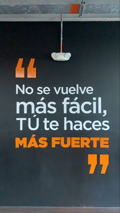 a black and orange sign that says no se vuelve mas facii, tu te haces mas fuerte