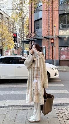 Korean Drama Winter Outfit, October Outfits Korea, Asia Winter Outfit, Cute Asian Winter Outfits, Korea Winter Fashion Women, Korean Fall Outfits Street Style, Asian Autumn Outfits, Shanghai Winter Outfit, Korean Girl Winter Outfit