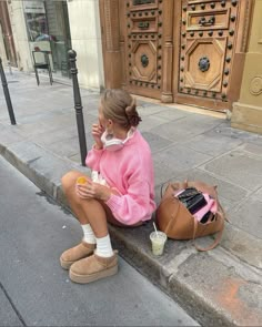 Pink Uggs Outfit, Ugg Mini Outfit, Platform Outfits, Mini Skirts Fashion, Casual Spring Outfits, Blond Girl, Pink Uggs, Girl Fashion Style