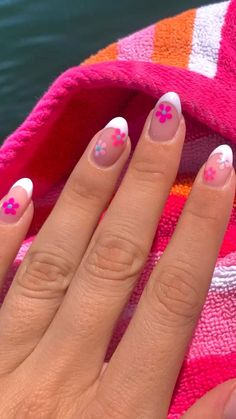 Summer Inspired Nails Acrylic, Nails To Go On Vacation, Mail Art Summer 2023, Trendy Summer Nails 2023 Square, Gel Nail Designs Summer 2023, Almond Nails Designs Summer Green, Cute Aesthetic Summer Nails, Mother’s Day Baked Treats, Simple Nail Art 2023