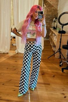 Checkered Overalls Outfit, Indie Spring Outfits, Colorful Grunge Outfits, Salon Fits, Checkerboard Pants, Fun Fits, Checkered Outfit, Eclectic Outfits, Trendy Mom Outfits