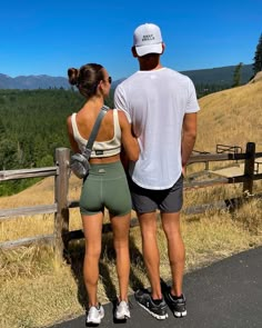 Active Couple Aesthetic, Hiking Boyfriend, Athlete Boyfriend, Hiking With Girlfriend, Athlete Boyfriend Aesthetic, Cute Hiking Pictures Couple, Tall Boyfriend Short Girlfriend Aesthetic, Hiking Date