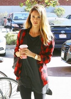 Flannel Shirt Outfit, Jessica Alba Style, Flannel Outfits, Bohol, Carrie Bradshaw, Jessica Alba, Mode Inspiration, Santa Monica, Autumn Winter Fashion