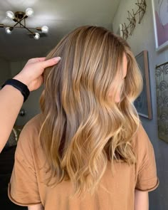 30 Trending Honey Blonde Hair Ideas to Refresh Your Look in 2024! Golden Blonde Brown Hair, Dirty Honey Blonde Hair, Golden Blonde Hair Balayage, Golden Honey Blonde Hair Caramel, Hair Trends Blonde, Warm Blonde Hair Color Honey, Honey Bronde Haircolor, Honey Golden Blonde Hair, Golden Honey Blonde Hair