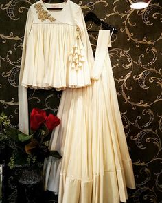 Cream Colour Lehenga, Pakistani Design, Crop Top Lehenga, Simple Lehenga, Choli Dress, Silk Crop Top, Patiala Salwar, Cream Colour, Indian Wedding Outfits