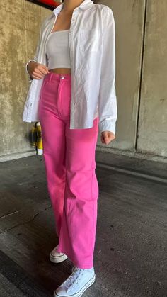 Pink Coudroy Pants Outfits, How To Style Bright Pink Pants, White Jeans Pink Top Outfit, Trousers Outfit Casual Street Fashion, Pink Jeans Outfit Ideas, What To Wear With Pink Pants, How To Style Pink Jeans, Bright Pink Pants Outfit, Colorful Pants Outfit