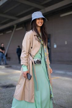 Flattering Spring Trend: Bucket Hats Classique Outfit, Bucket Hat Style, Printed Long Skirt, Tie Dye Maxi, Looks Street Style, Street Style Chic, Outfits With Hats, Spring Trends