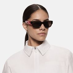 Meet the Nike Variant II. Made with mismatched details and a chunky, round frame, these shades perfectly combine your sporty attitude and bold, streetwear aesthetic. Bonus: they’re made from at least 20% recycled content by weight. Streetwear Aesthetic, Round Frame, Lenses, Benefits, Street Wear, Shades, Women Accessories, Sunglasses, Nike