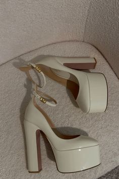 #valentino #designer #fashion #heels Valentino Heels Outfit, Heels Expensive, Valentino Aesthetic, Valentino High Heels, Expensive Heels, Dream Heels, Valentino Shoes Heels, Dream Accessories