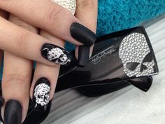 Harley davidson skull nail art Harley Davidson Nails Ideas, Harley Davidson Nails Design, Motorcycle Nails, Harley Nails, Lisa Nails, Skull Nail Designs, Halloween Wishlist, Antipasto Recipes