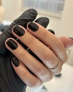 Gel Mani Short Nails Fall Colors, Very Short Black Nails, Short Nails Black Design, Short Black Nails Aesthetic, Short Black Gel Nails, Short Nails Ideas Black, Chic Nails Short, Short Nail Black