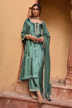 Sequin Sharara, Short Kurta, Pakistani Designer Suits, Velvet Suit, Velvet Shorts, Sharara Set