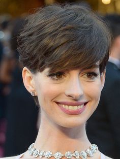 AnneHathawayOscars2013.  love the feathery bangs.  just beautiful! Feathery Bangs, Haircuts For Women Over 30, Celebrity Obsession, Short Haircut For Women, Anne Hathaway Style, Cute Short Hairstyles, Haircut For Women, Shape Face, Live Boldly